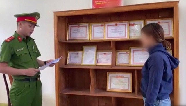 Cơ quan CSĐT Công an huyện Krông Nô tống đạt các quyết định tố tụng đối với Nguyễn Thị Dạ T.