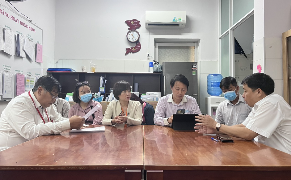 Đoàn công tác của Sở Y tế tìm hiểu nguyên nhân vụ ngộ độc bánh sau tiệc trung thu.