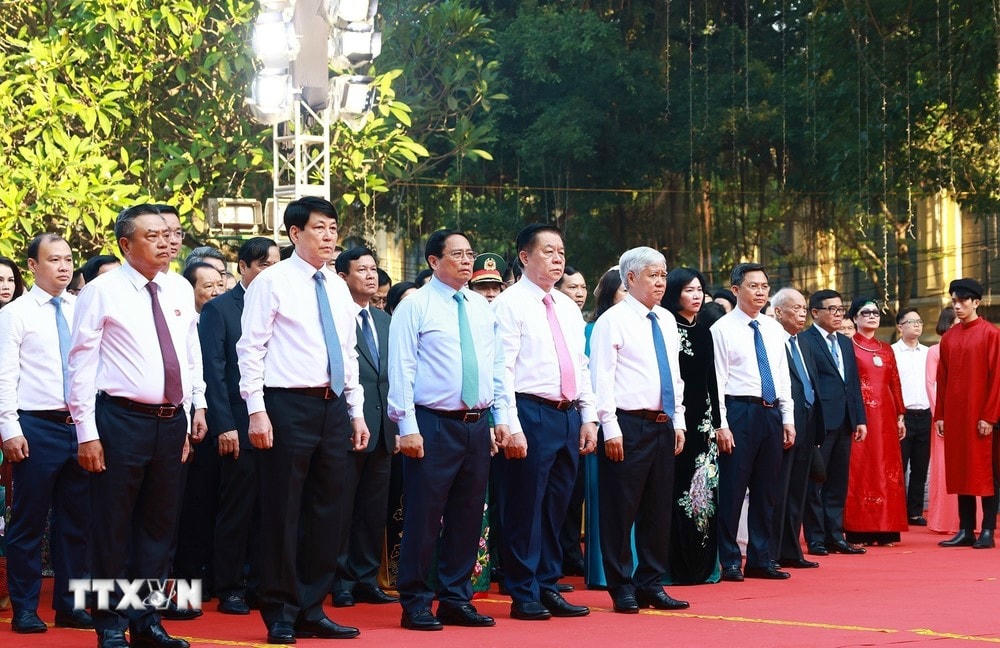 Thủ tướng Phạm Minh Chính và các đại biểu dâng hương tại Tượng đài vua Lý Thái Tổ. (Ảnh: Dương Giang/TTXVN) ttxvn_ha noi vi hoa binh (3).jpg