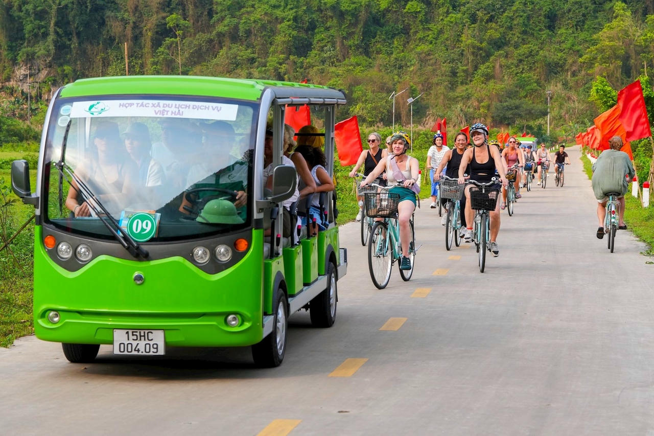 Tại Việt Hải, hai phương tiện phổ biến nhất cho khách du lịch đi thăm thú cảnh quan là xe đạp và xe điện.
