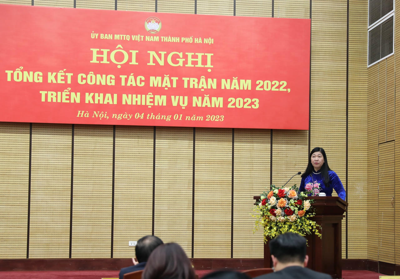 Bà Nguyễn Lan Hương, Chủ tịch Ủy ban MTTQ thành phố Hà Nội phát biểu tại hội nghị. 