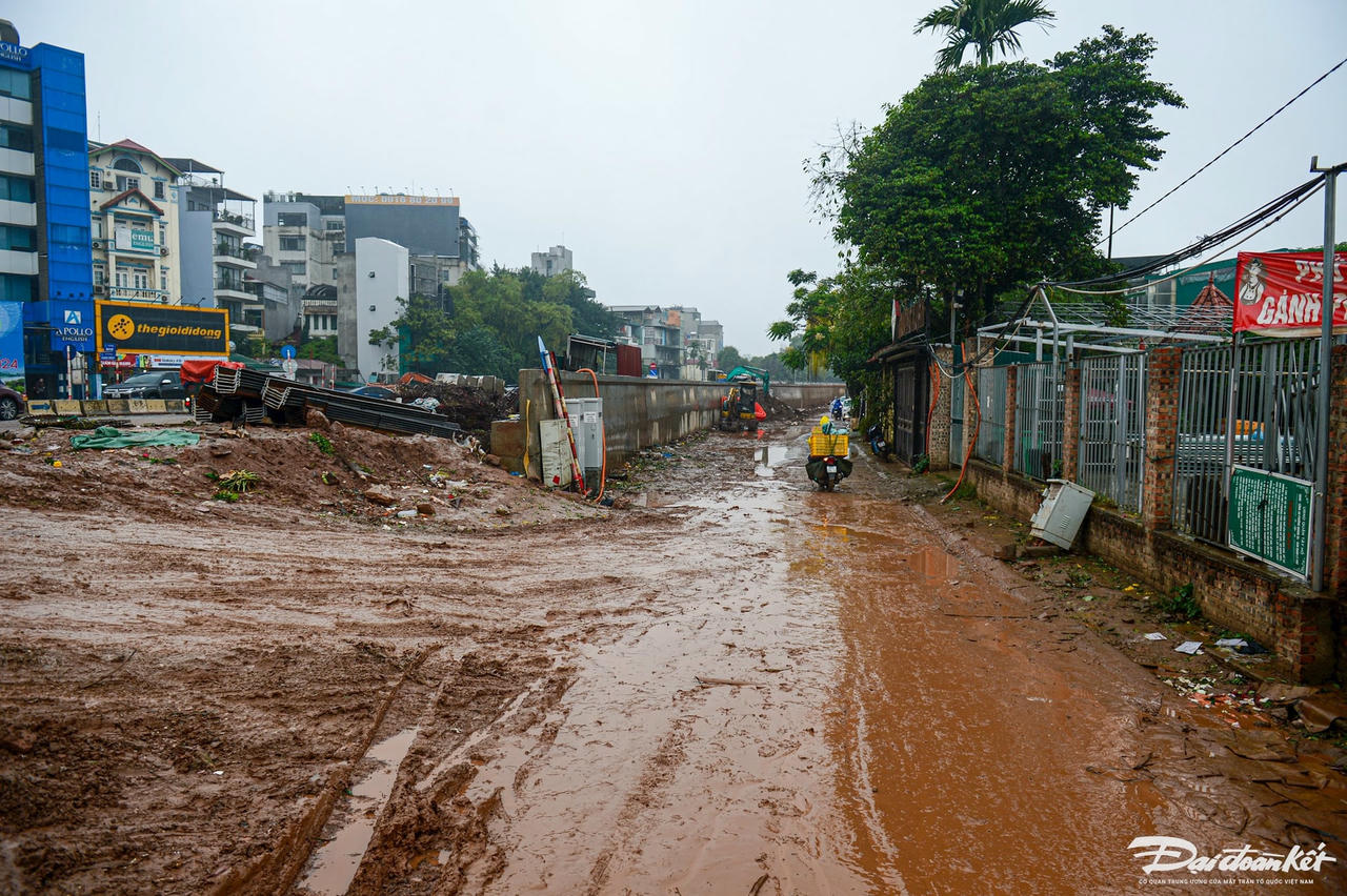 W_can-tet-tieu-thuong-cho-hoa-quang-ba-ngan-ngam-canh-duong-xa-bun-lay-23.jpg