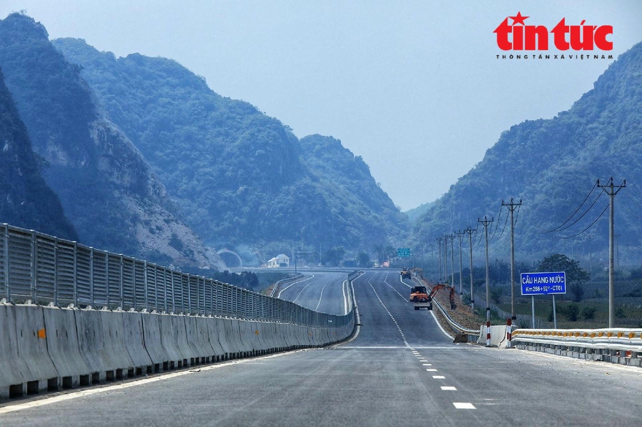 Đường dẫn vào hầm Tam Điệp trên cao tốc Mai Sơn - QL45 đã hoàn thành 99%.