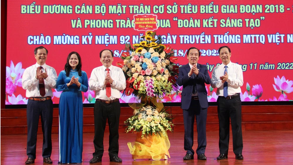 Ông Ngô Sách Thực, Phó Chủ tịch Ủy ban Trung ương MTTQ Việt Nam chúc mừng Ban Thường trực Ủy ban MTTQ tỉnh Bắc Giang nhân kỷ niệm 92 năm thành lập MTTQ Việt Nam.