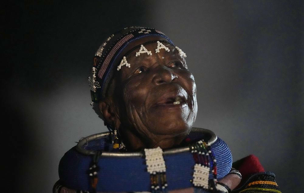 Nghệ sĩ Nam Phi Esther Mahlangu trong một cuộc phỏng vấn tại Siyabuswa, Nam Phi. Ảnh: AP.
