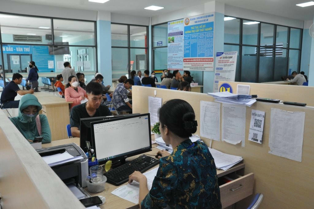 2216951_can_bo_nhan_vien_trung_tam_dich_vu_viec_lam_so_ldtb_xh_tinh_tu_van_xuat_khau_lao_dong_cho_nguoi_dan_tai_trung_tam_11052326.jpg