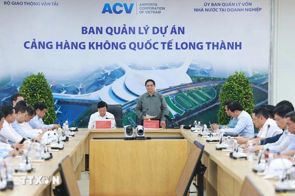 Thủ tướng Phạm Minh Chính làm việc với chủ đầu tư, nhà thầu và các đơn vị thi công dự án Cảng hàng không quốc tế Long Thành. (Ảnh: Dương Giang/TTXVN)