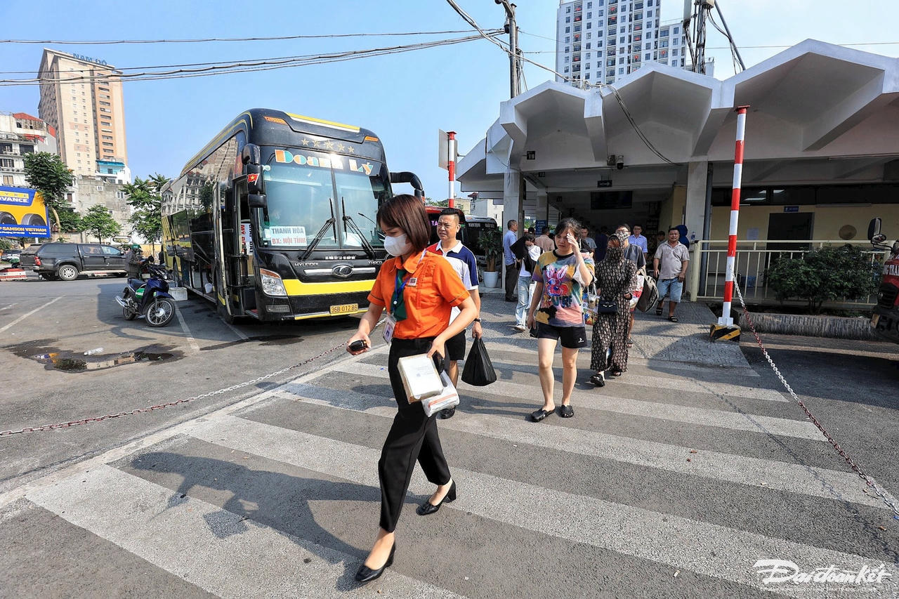 ben_xe_truoc_ky_nghi_le-le-khanh16.jpg