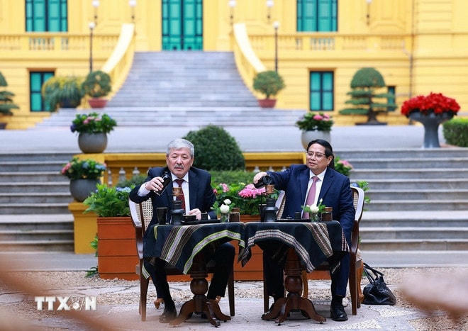 Thủ tướng Phạm Minh Chính và Thủ tướng Kyrgyzstan Adylbek Kasymaliev cùng thưởng thức văn hóa càphê Việt Nam trong khuôn viên Di tích Phủ Chủ tịch. (Ảnh: Dương Giang/TTXVN) ttxvn-0703-thu-tuong-tham-nha-san-14.jpg