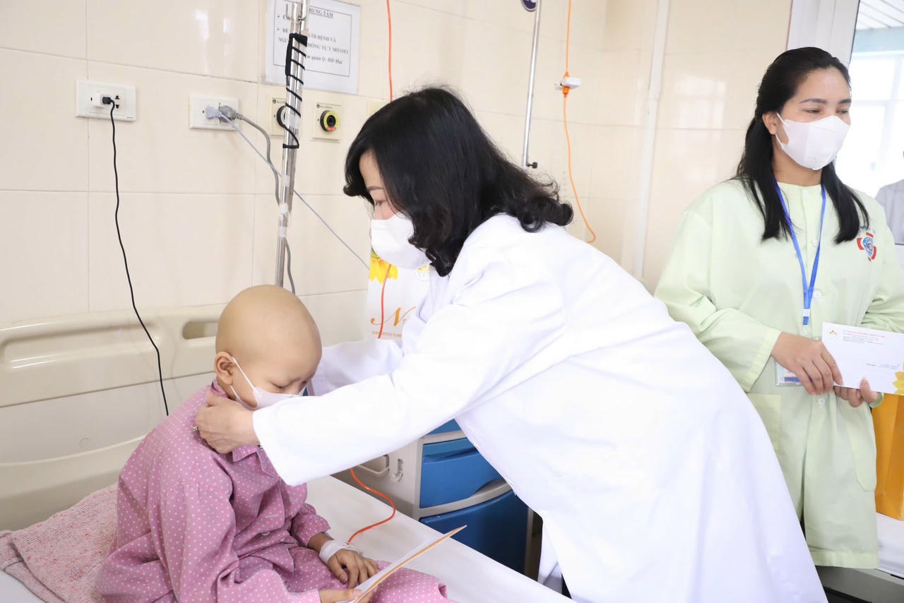 Thăm bệnh nhi 2