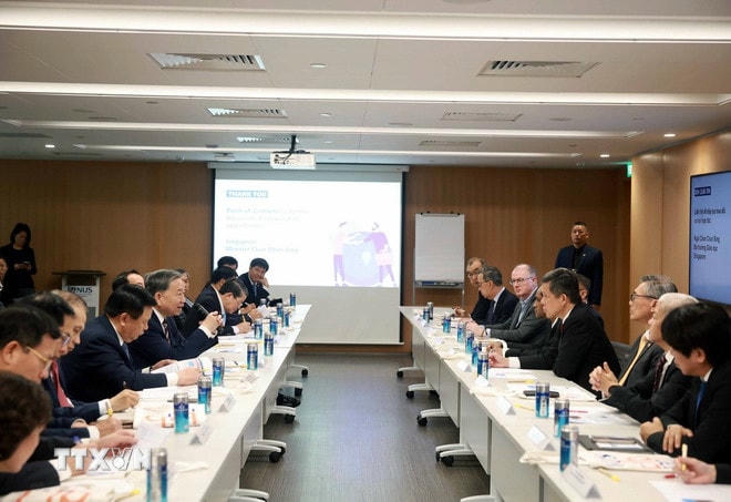Tổng Bí thư Tô Lâm nghe Bộ trưởng Giáo dục Chan Chun Sing trình bày báo cáo về chính sách khoa học-công nghệ của Singapore. (Ảnh: Thống Nhất/TTXVN) ttxvn-tong-bi-thu-tham-trung-tam-cong-nghe-dai-hoc-quoc-gia-singapore-7910505-2-resize.jpg