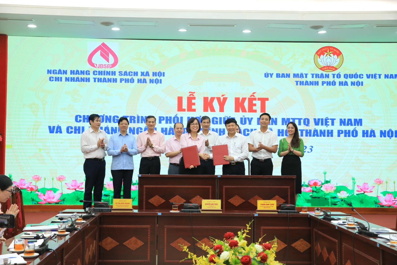 Ủy ban MTTQ Việt Nam thành phố Hà Nội và Ngân hàng chính sách ký kết chương trình phối hợp. 