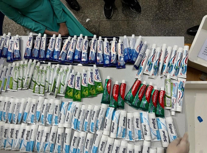 Các tuýp kem đánh răng có chứa ma túy trong hàng lý 4 tiếp viên hàng không.