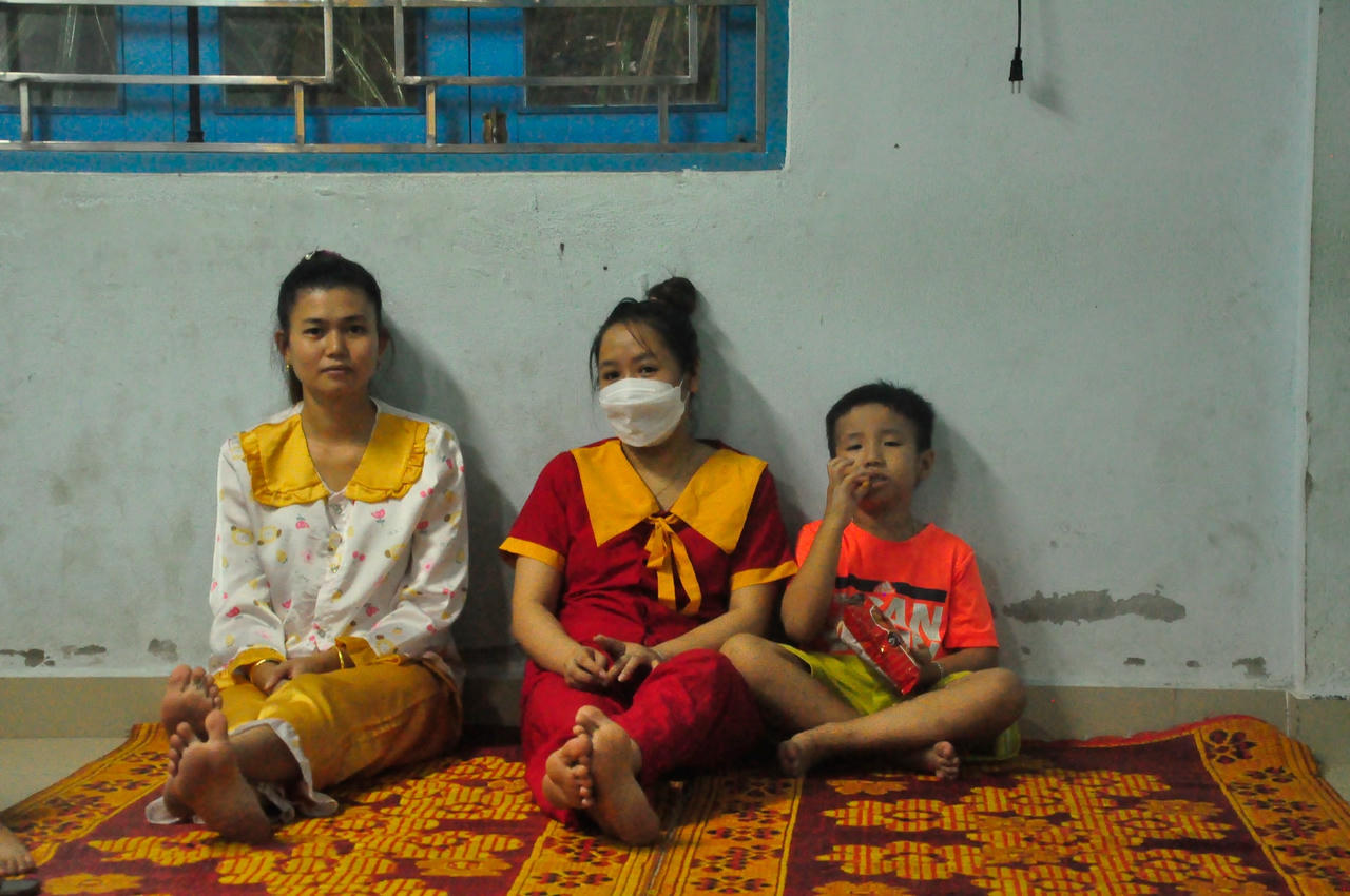 Nhiều người dân cho biết, người già, trẻ em và phụ nữ trong các gia đình được ưu tiên đến khu tránh, trú trước.