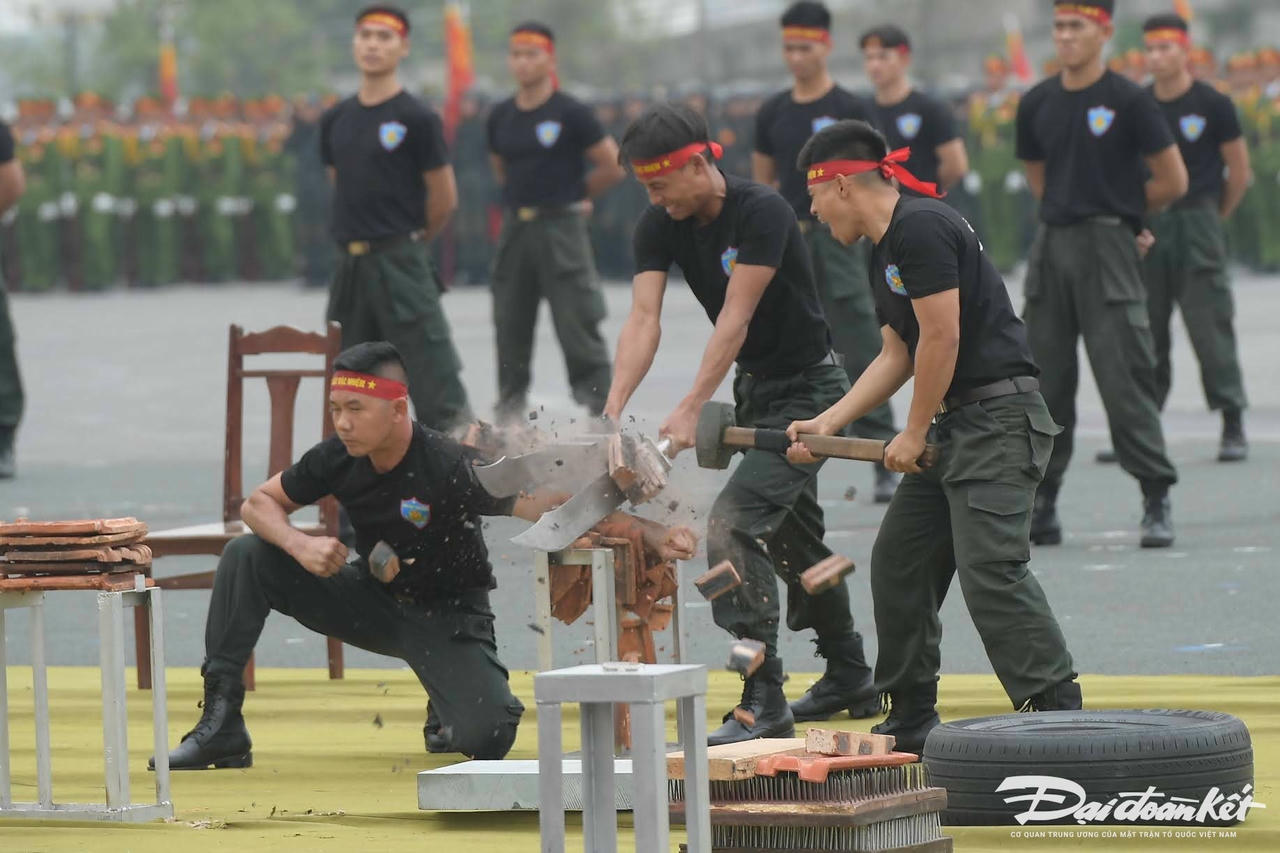 ky-niem-50-nam-canh-sat-co-dongptt_2263.jpg
