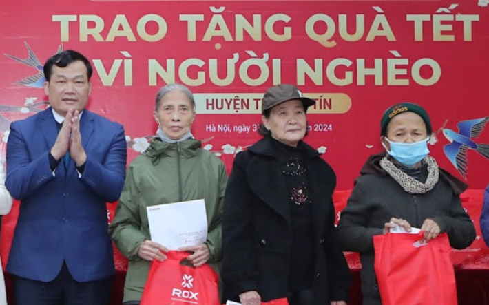 Người nghèo đón Tết Giáp Thìn trong sự phấn khởi khi có thêm phần quà Tết từ các mạnh thường quân trao tặng (Ảnh: ROX Group) ROX Group trao tặng hơn 3.000 suất quà tết cho người nghèo -0