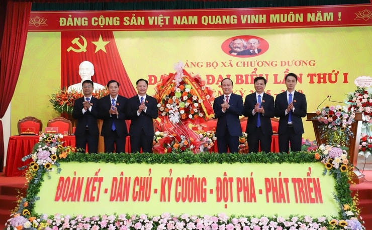 tặng hoa 20-8