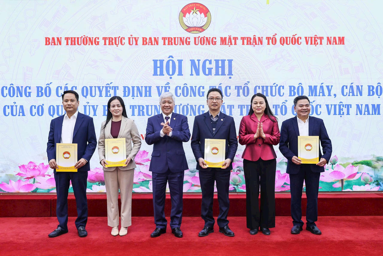 Chủ tịch UBTƯ MTTQ Việt Nam Đỗ Văn Chiến trao Quyết định về công tác cán bộ cho các đồng chí Trưởng các Ban, đơn vị theo Quyết định số 217-QĐ/TW.