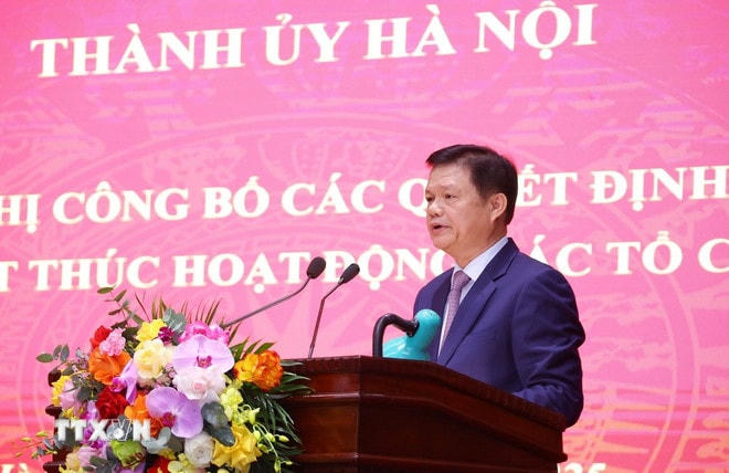 Trưởng ban Tổ chức Thành ủy Hà Nội Vũ Đức Bảo công bố các Quyết định của Ban Thường vụ Thành ủy Hà Nội về thành lập, kết thúc hoạt động các tổ chức đảng. (Ảnh: Văn Điệp/TTXVN) ttxvn-ha-noi-cong-bo-thanh-lap-ket-thuc-hoat-dong-cac-to-chuc-dang2-resize.jpg