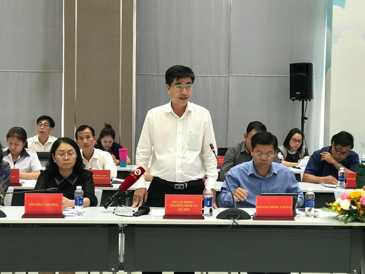 Đại diện Sở Lao động, Thương binh và Xã hội thông tin về tình hình hỗ trợ người dân gặp hoàn cảnh khó khăn.