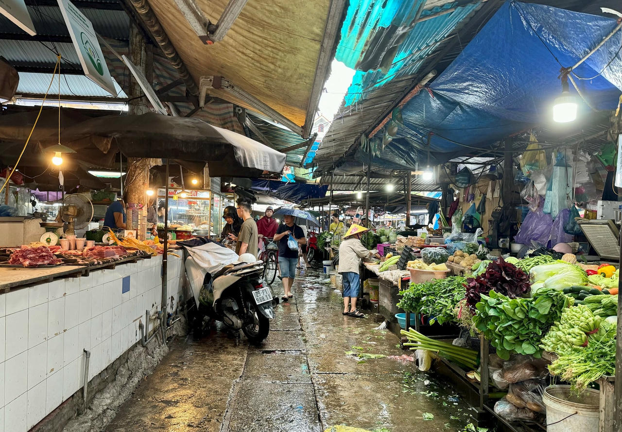 Chợ Mai Dịch (Cầu Giấy, Hà Nội) phục vụ người tiêu dùng xuyên trưa.