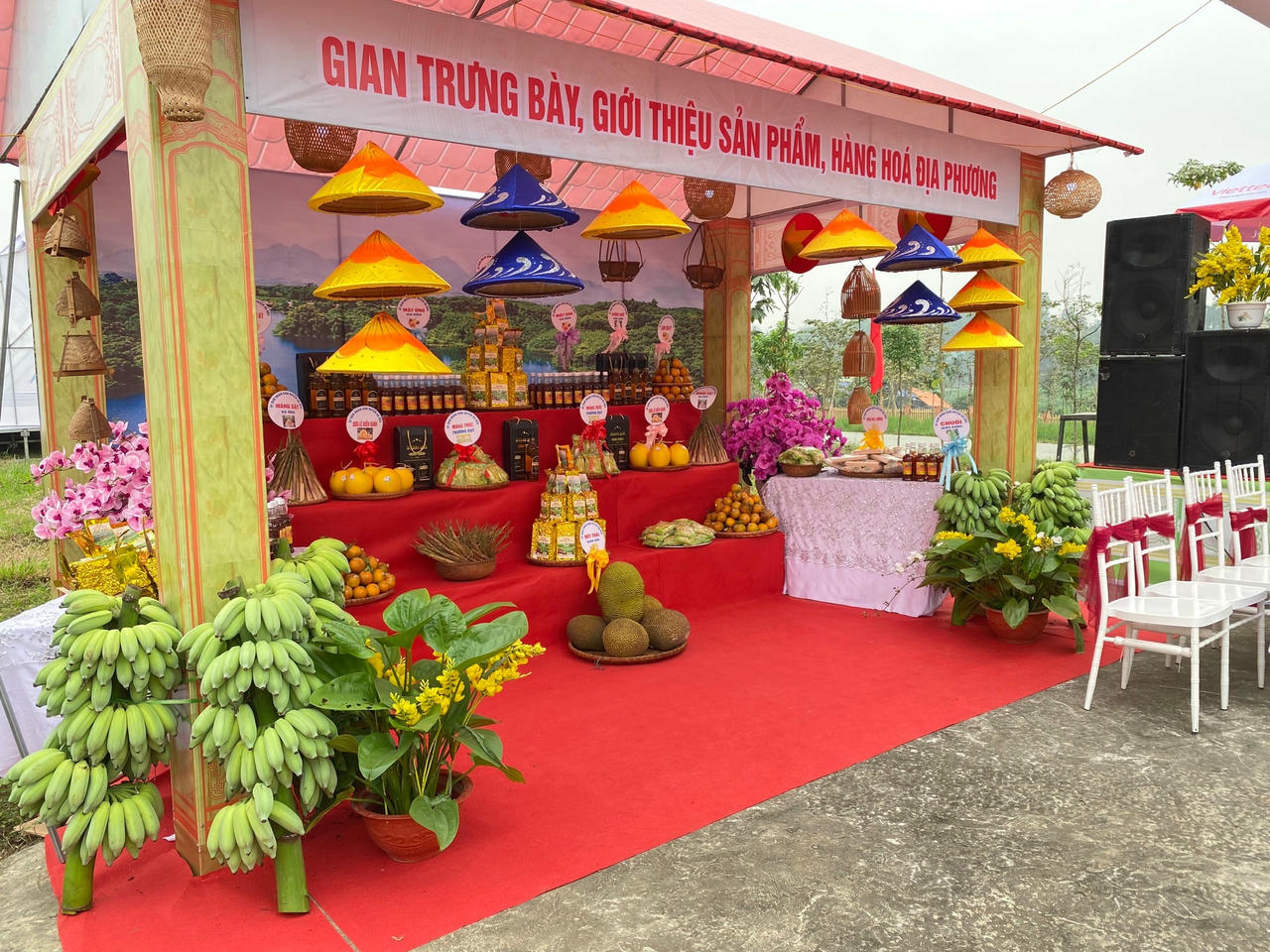Những sản phẩm, đặc sản đặc trưng của huyện Hạ Hoà cũng được trưng bày.