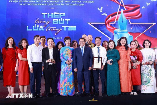 Thủ tướng Phạm Minh Chính với lãnh đạo, phóng viên, biên tập viên và các tác giả đoạt giải Báo chí Quốc gia lần thứ XIX - năm 2024 của Liên chi hội Thông tấn xã Việt Nam. (Ảnh: Dương Giang/TTXVN) ttxvn-thu-tuong-giai-bao-chi-quoc-gia-2-7407.jpg