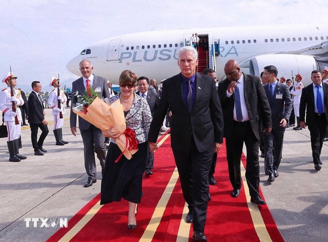 Bí thư Thứ nhất, Chủ tịch nước Cuba Miguel Díaz-Canel Bermúdez và Phu nhân đến Hà Nội, bắt đầu chuyến thăm cấp Nhà nước tới Việt Nam. (Ảnh: Văn Điệp/TTXVN) ttxvn-chu-tich-nuoc-cuba-toi-viet-nam-4.jpg