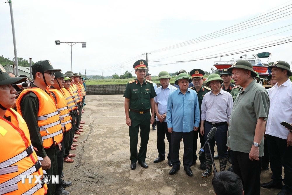Tổng Bí thư, Chủ tịch nước Tô Lâm động viên, tặng quà lực lượng làm nhiệm vụ củng cố, khắc phục sự cố một số điểm xung yếu ở đê sông Lô, xã Trường Sinh, huyện Sơn Dương, tỉnh Tuyên Quang. (Ảnh: Trí Dũng/TTXVN) TTXVN_1209 Tong Bi thu Tuyen Quang 4.jpg