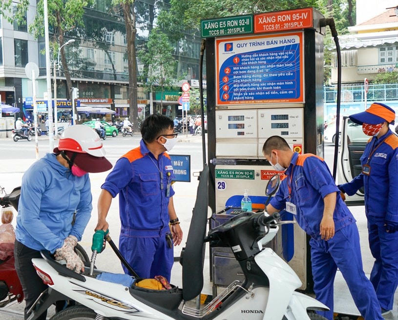 Các cửa hàng xăng đã hết tình trạng xếp hàng chờ đổ xăng.