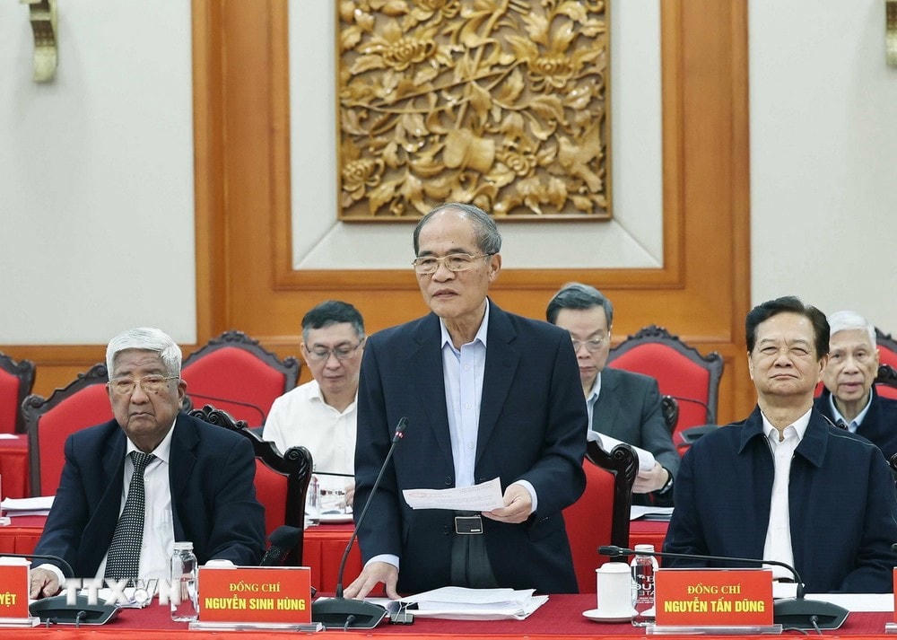 Nguyên Chủ tịch Quốc hội Nguyễn Sinh Hùng phát biểu. (Ảnh: Thống Nhất/TTXVN) ttxvn_nguyen lanh dao gop y dai hoi dang 1.jpg