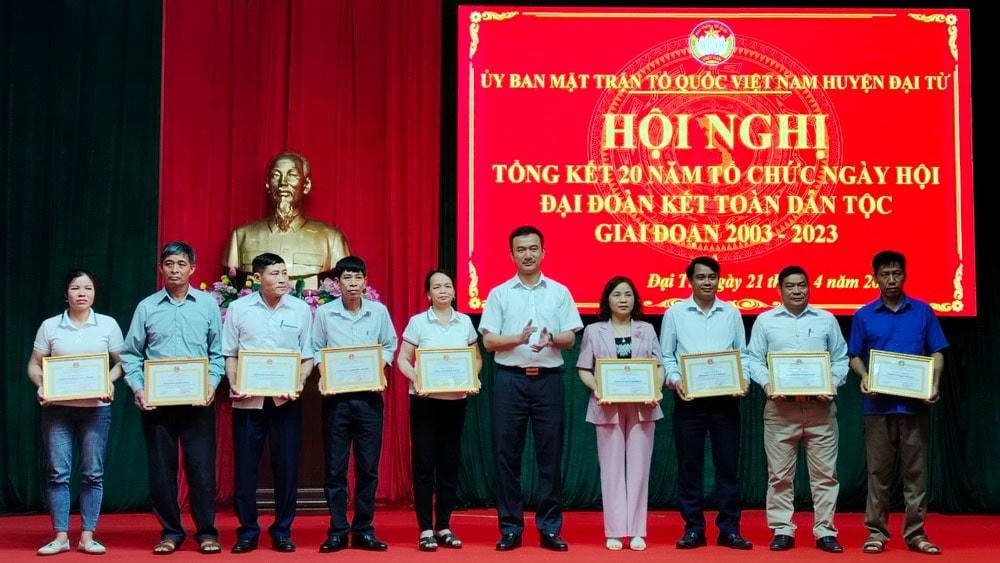 Lãnh đạo huyện Đại Từ tặng bằng khen cho các tập thể, cá nhân xuất sắc.