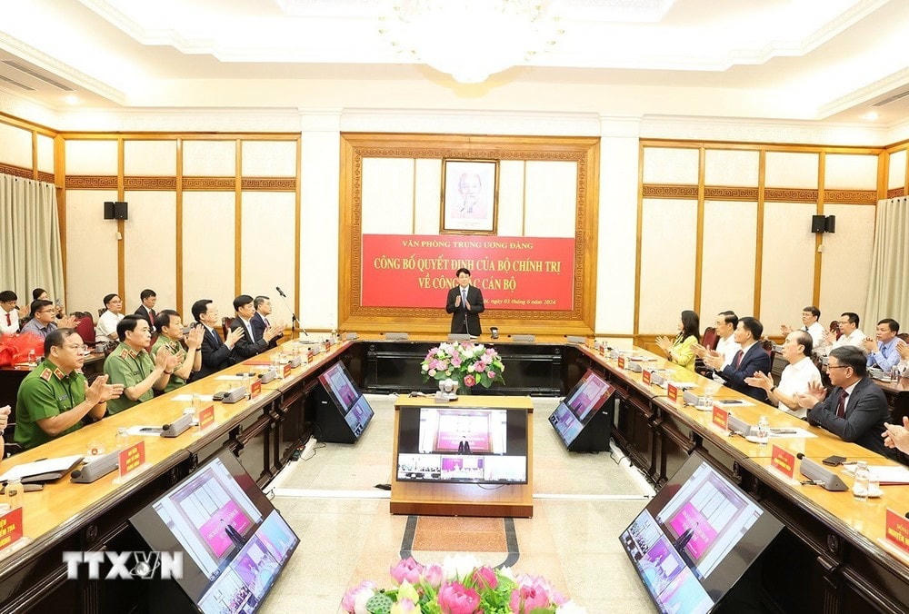 Đại tướng Lương Cường, Ủy viên Bộ Chính trị, Thường trực Ban Bí thư phát biểu tại buổi lễ. (Ảnh: Trí Dũng/TTXVN) ttxvn_trao quyet dinh 2.jpg