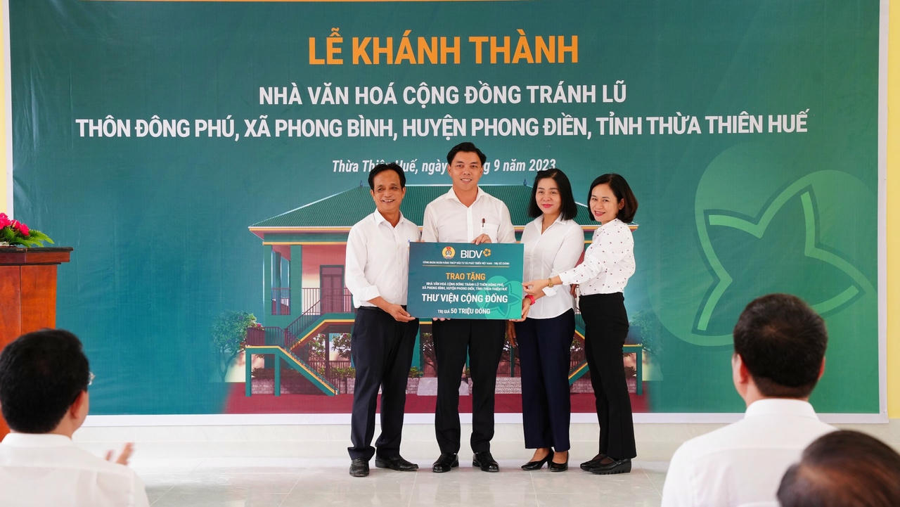 Đại diện BIDV trao tặng thư viện cộng đồng.
