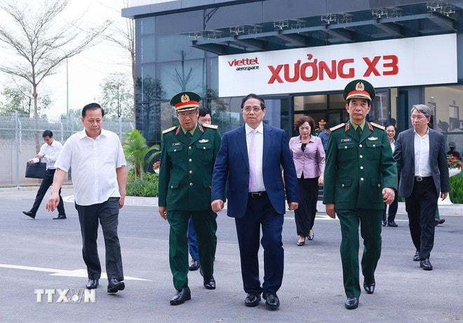 Thủ tướng Phạm Minh Chính thăm và làm việc với Tập đoàn Công nghiệp-Viễn thông Quân đội (Viettel). (Ảnh: Dương Giang/TTXVN) ttxvn-thu-tuong-4.jpg