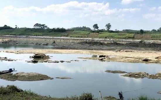 Tại sông Lô cũng có chỗ sông cạn trơ đáy, người dân có thể đi bộ từ bờ này sang bờ kia.