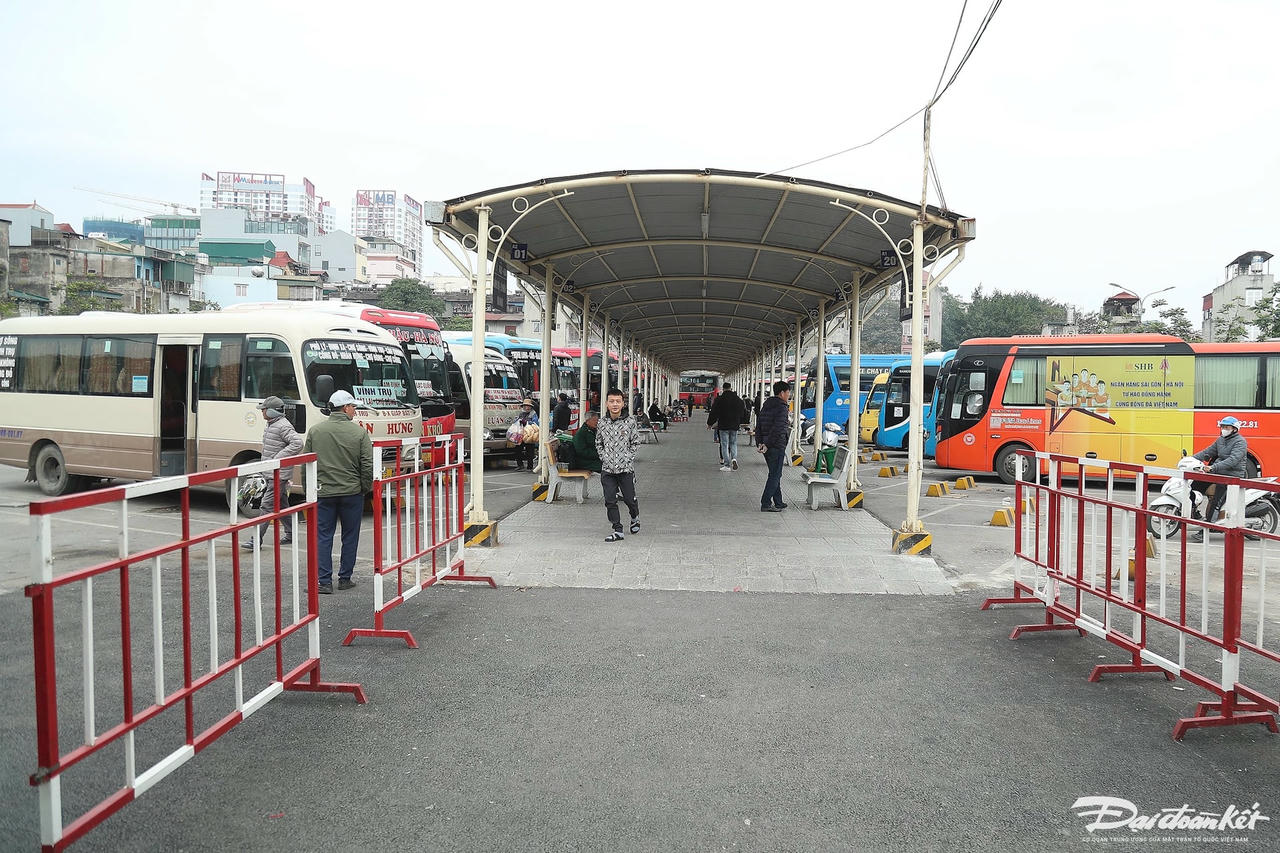 W_ben_xe_vang_ve-le-khanh10.jpg