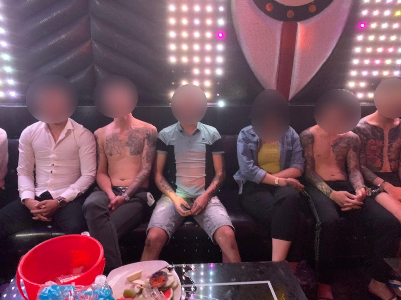 Các đối tượng tại quán Karaoke.