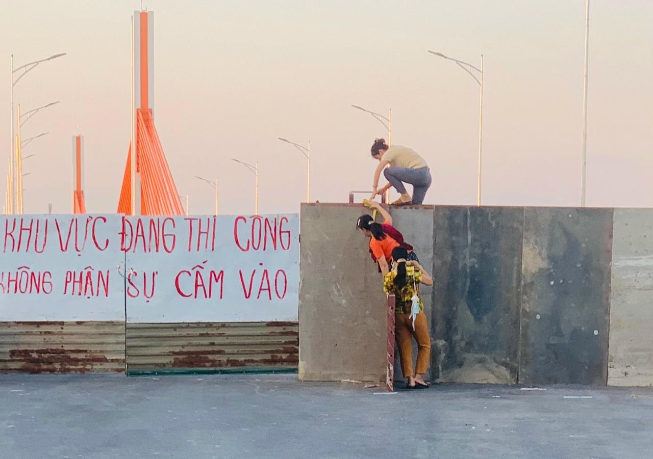 Dù cầu chưa hoàn thiện, đơn vị thi công cũng đã có cảnh báo, nhưng nhiều người dân vẫn 