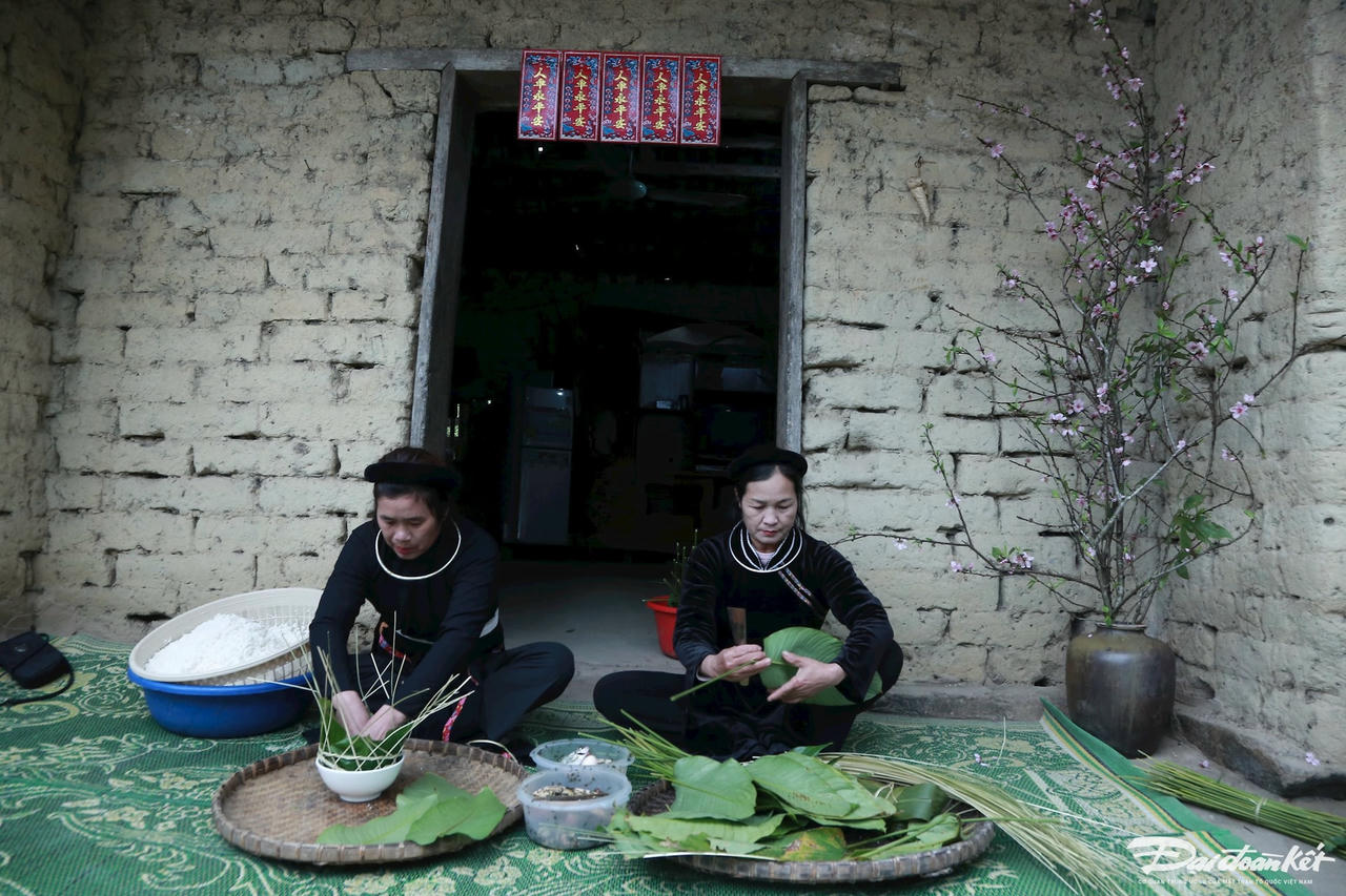 W_o-de-goi-banh-chung-chinh-la-gao-tu-mua-com-moi-thang-10-duoc-cac-nha-giu-lai-de-danh-an-tet-nen-chiec-banh-luc-nao-cung-deo.jpg