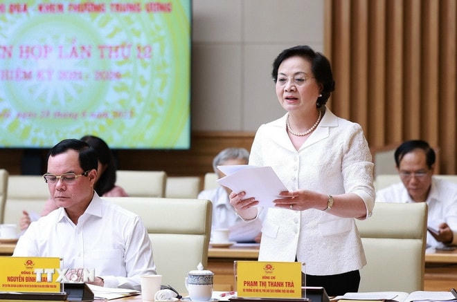 Bộ trưởng Bộ Nội vụ, Phó Chủ tịch thường trực Hội đồng Thi đua-Khen thưởng Trung ương Phạm Thị Thanh Trà báo cáo kết quả 6 tháng đầu năm và nhiệm vụ trọng tâm những tháng cuối năm. (Ảnh: Dương Giang/TTXVN) ttxvn-2806-thu-tuong-thi-dua-khen-thuong-2.jpg