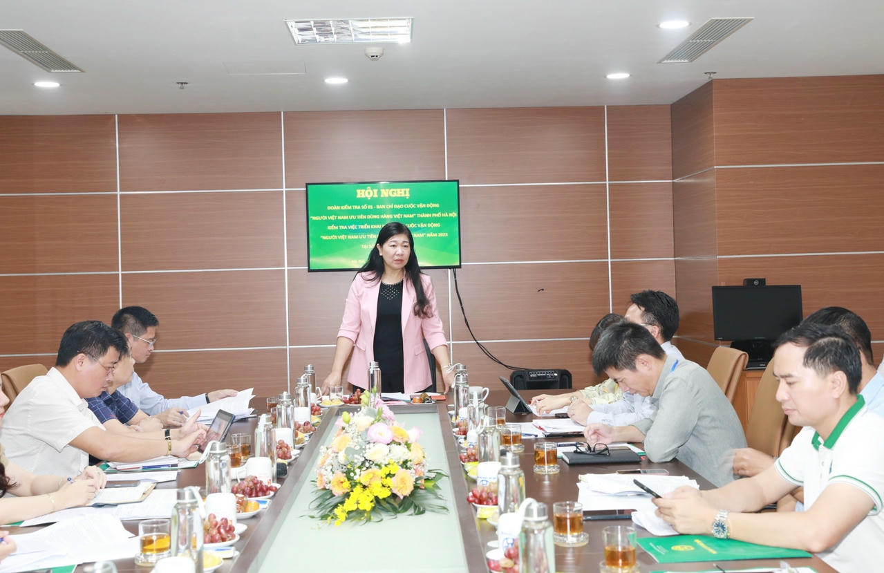 Bà Nguyễn Lan Hương kiểm tra công tác thực hiện CVĐ tại Sở Du lịch Hà Nội.