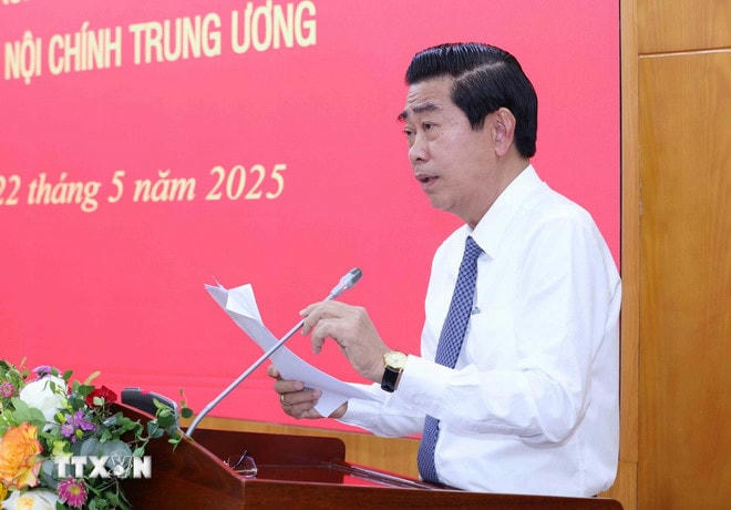 Đồng chí Võ Văn Dũng, Ủy viên Trung ương Đảng, Phó Trưởng Ban Thường trực Ban Nội chính Trung ương trình bày báo cáo tại buổi làm việc. (Ảnh: Phương Hoa/TTXVN) ttxvn-tong-bi-thu-to-lam-lam-viec-voi-ban-noi-chinh-trung-uong-8047899-7.jpg