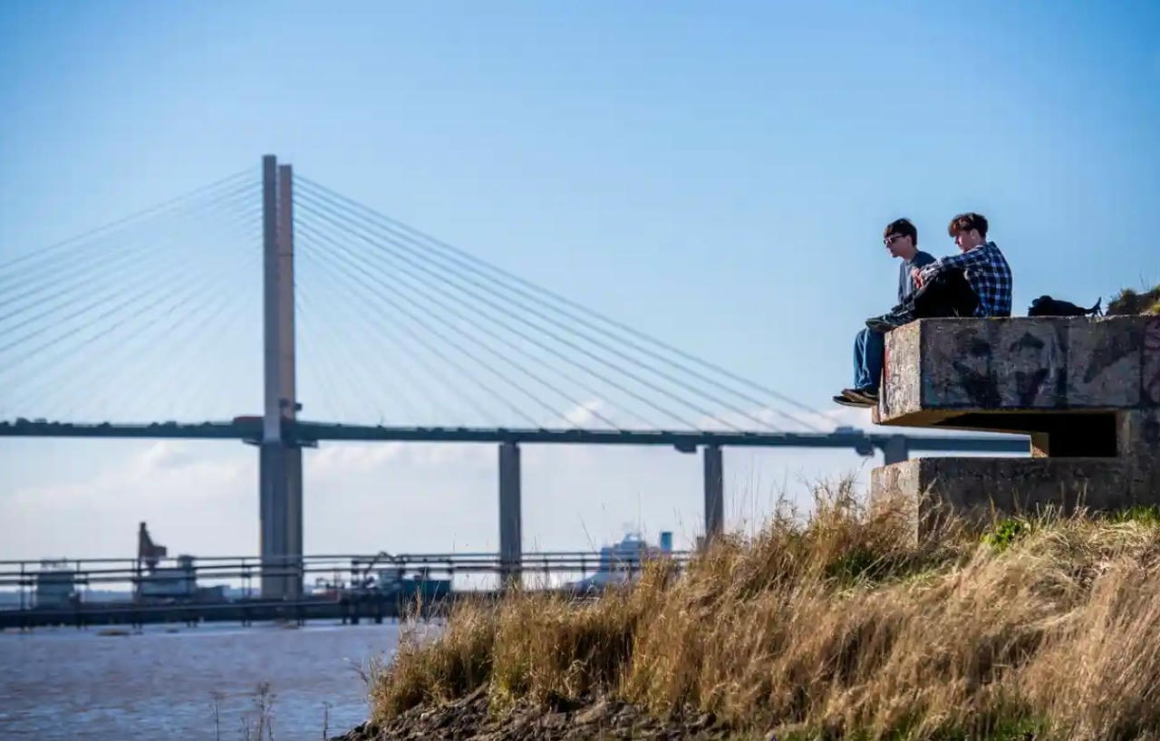 Những đứa trẻ bên dòng sông Thames. Ảnh: The Guardian.