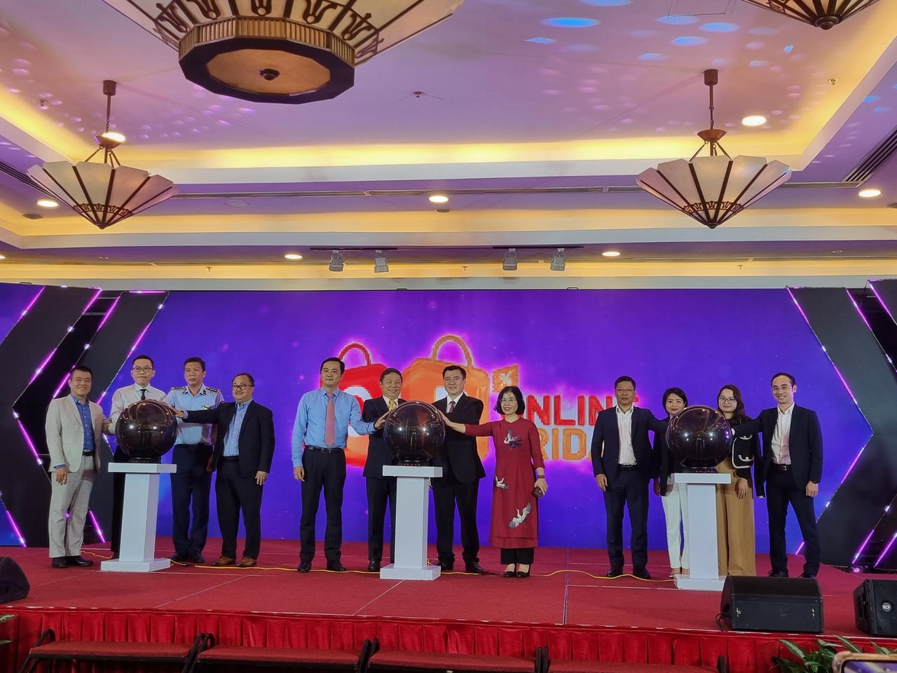 Đại diện Bộ Công thương và các đại biểu nhấn nút kích hoạt chương trình.