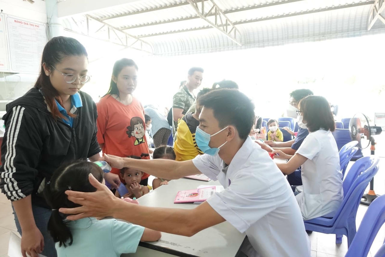 Lo trẻ mắc bệnh sởi, nhiều phụ huynh đưa con đi tiêm vaccine phòng bệnh.