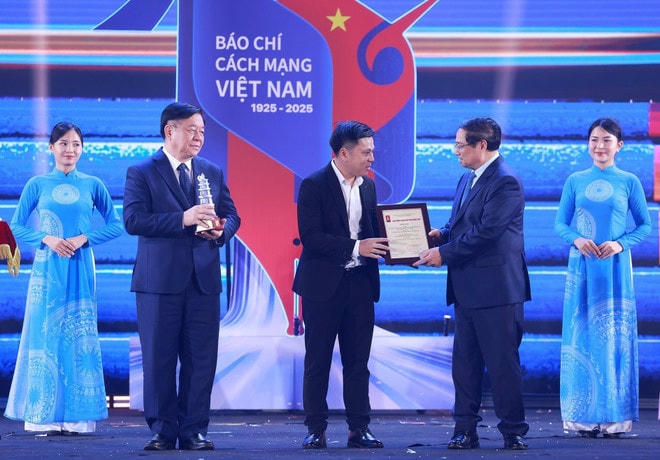 Thủ tướng Phạm Minh Chính và Trưởng ban Tuyên giáo và Dân vận Trung ương Nguyễn Trọng Nghĩa trao Giải A cho đại diện nhóm tác giả Báo Điện tử VietnamPlus (Liên chi hội nhà báo Thông tấn xã Việt Nam). (Ảnh: Dương Giang/TTXVN) thu-tuong-giai-bao-chi-quoc-gia-3-1829.jpg