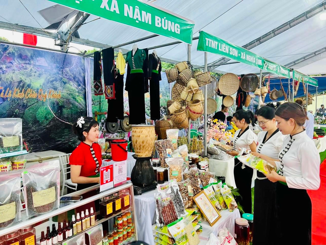 Các gian hàng trưng bày sản vật địa phương để phục vụ du khách tham quan.