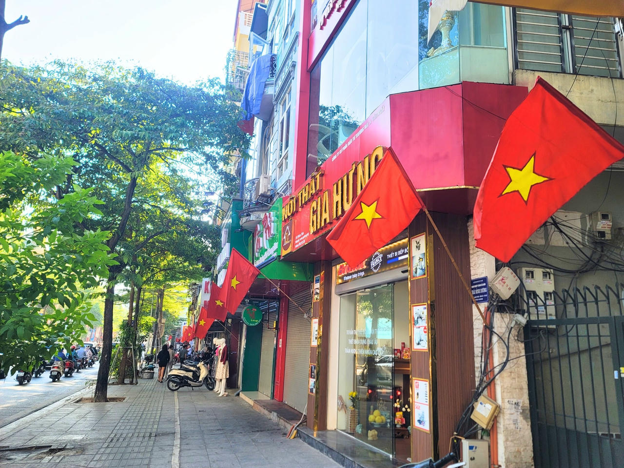 Những ngày này, nhiều gia đình treo cờ tổ quốc trước cửa nhà.