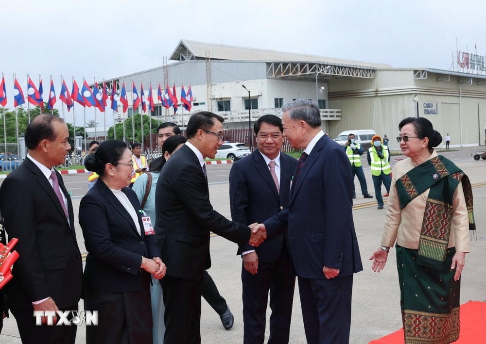 Lễ đón Chủ tịch nước Tô Lâm tại Sân bay quốc tế Wattay. (Ảnh: Nhan Sáng/TTXVN) ttxvn_1107_chu tich nuoc to lam lao (6).jpg